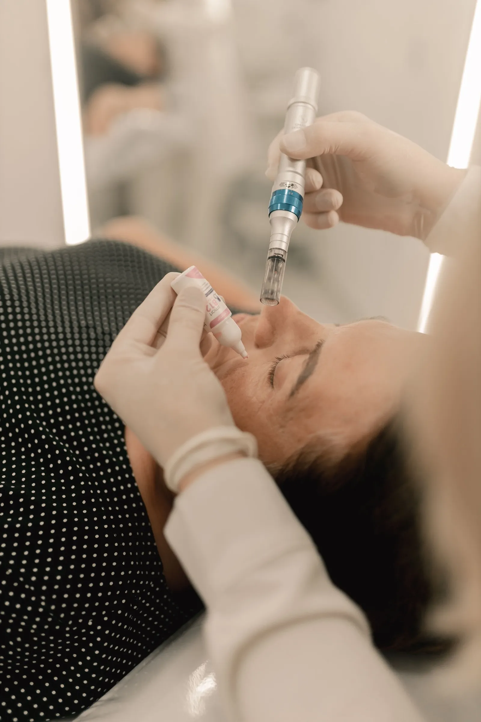 Dermapen uređaj i serum tokom tretmana mikroigličenja lica