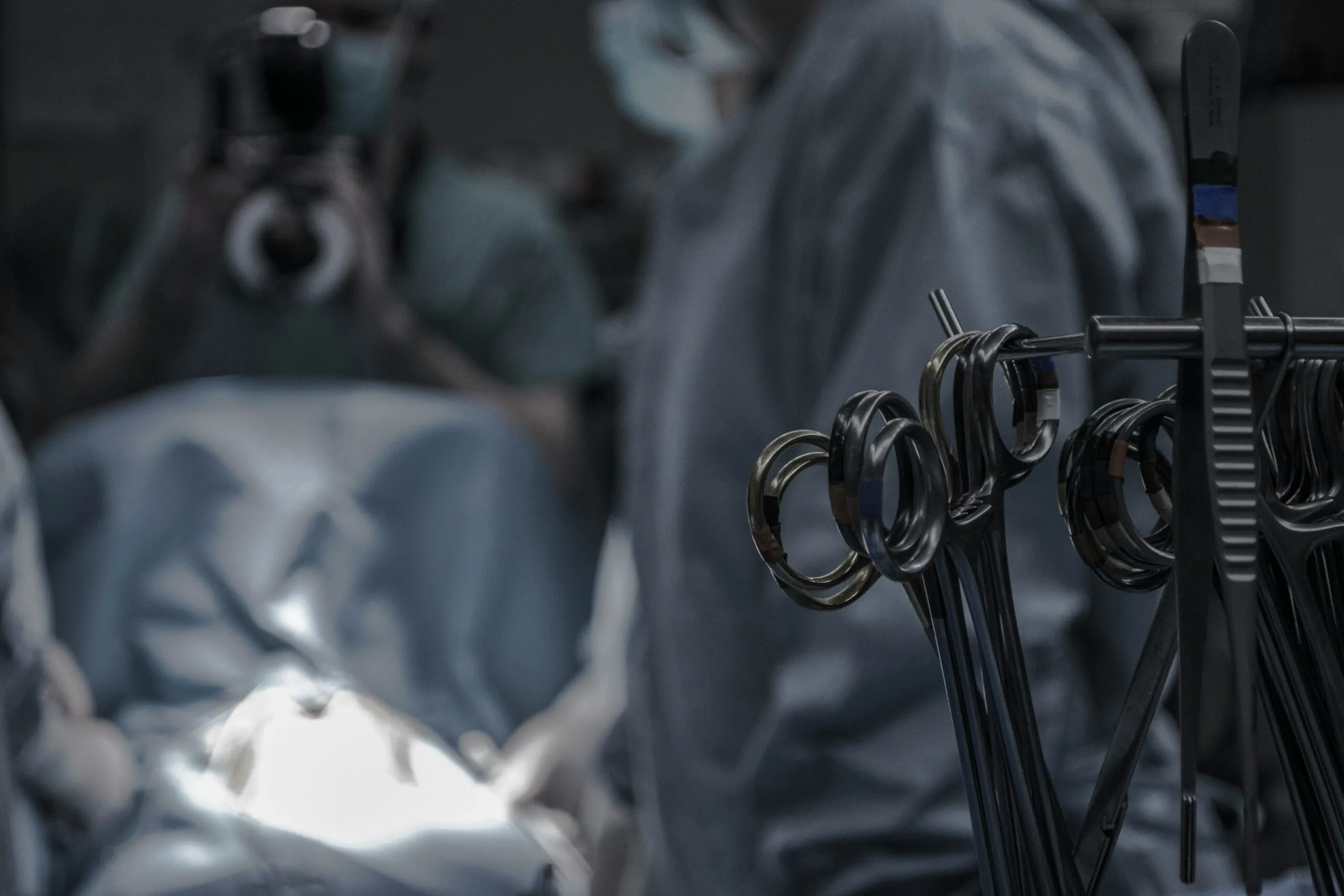 Hirurški instrumenti složeni na stalku u operacionoj sali